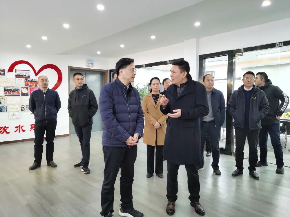 王少勇區(qū)長一行來我司考察調(diào)研